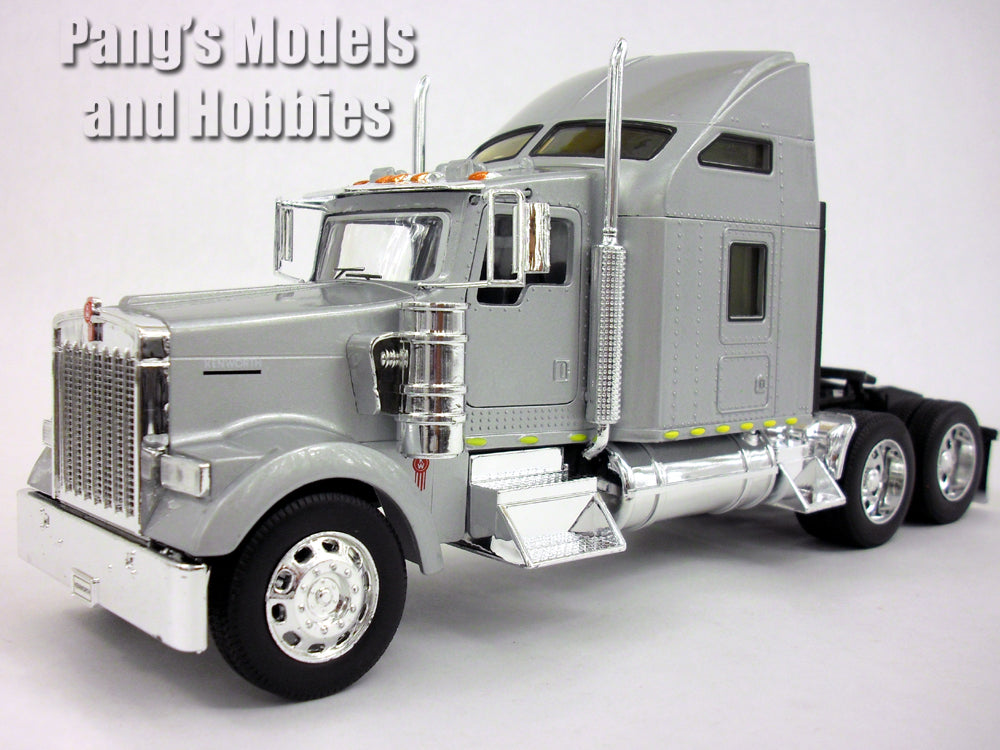 Kenworth W900 Extended Cab Truck - SILVER - 1/32 Scale Diecast Metal and Plastic Model by Welly