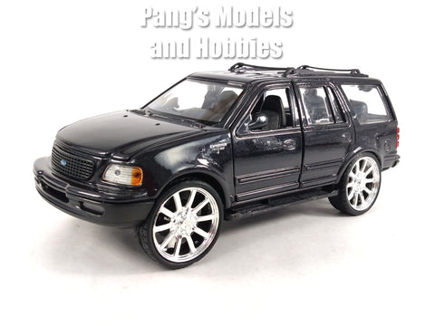 2000 Ford Expedition XLT - 1/24 Scale Diecast Metal Model by Motormax