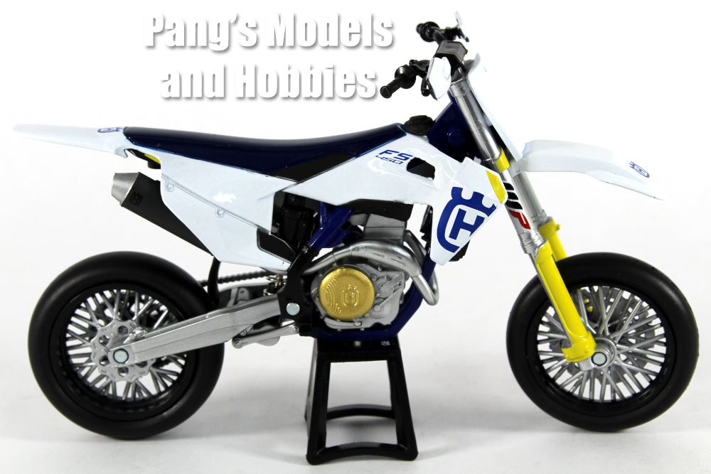 Moto miniature New Ray Husqvarna 450 FS 2019 Supermotard 1/12° - Accessoire & Stand sur La Bécanerie Moto miniature New Ray Husqvarna 450 FS 2019 Supermotard 1/12° - Accessoire & Stand sur La Bécanerie