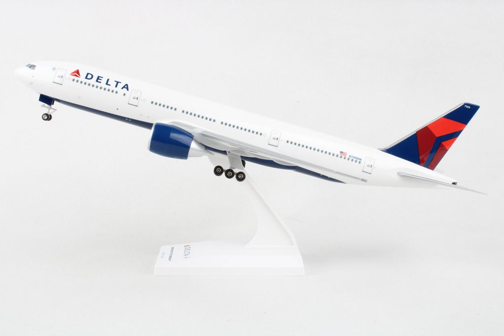 Delta Airlines Boeing 777-200 Herpa Wings 1:500 in Brandenburg - Schönefeld Delta Airlines Boeing 777-200 Herpa Wings 1:500 in Brandenburg - Schönefeld